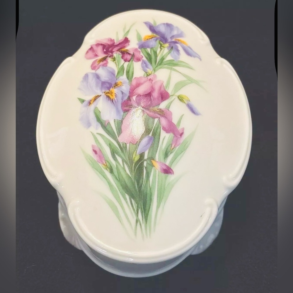 trinket Box  A Mother Lovely Musical Trinket Box With A Flower Design On The Lid